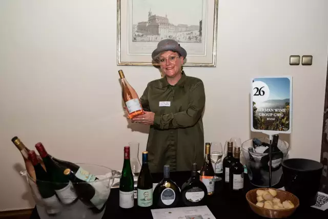 Mit Spaß bei der Sache: Wine Consultant und Ausstellerin Nicola Blanchard präsentiert deutsche Weine in Prag.