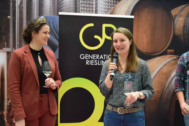 "Love the wine you are with" - Katrin Lang, Deutsche Weinkönigin, präsentiert Generation Riesling-Weine: hier im Gespräch mit Anna Hahn vom Weingut Schömehl