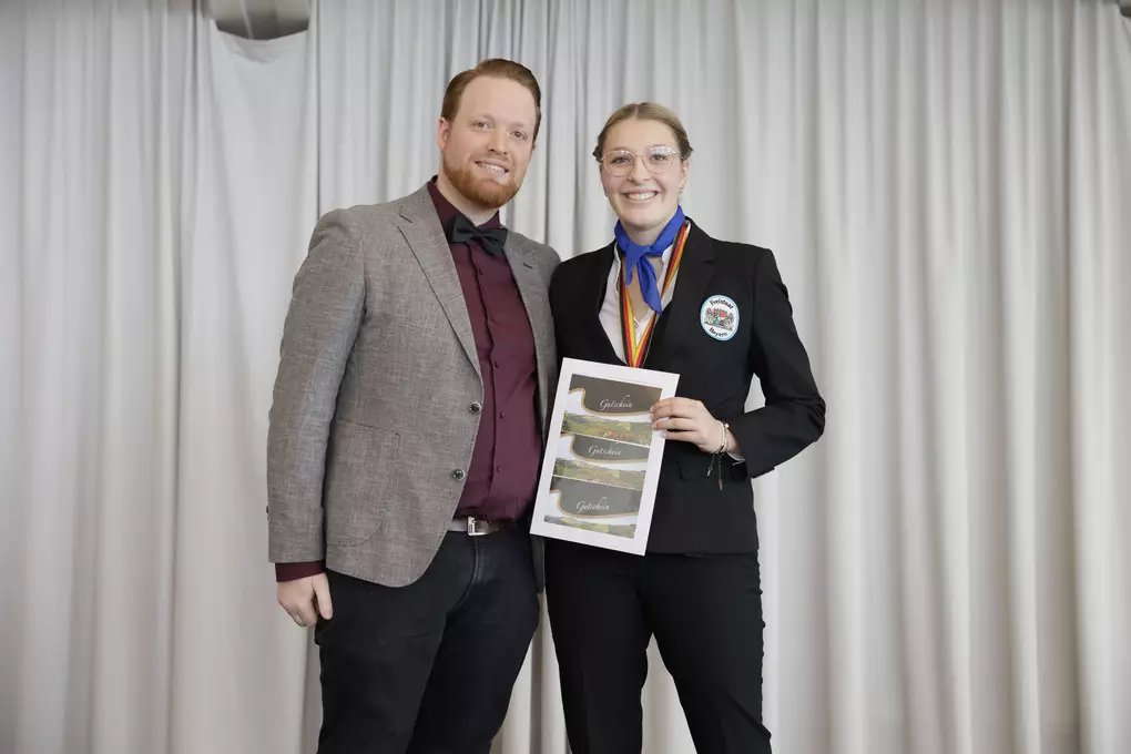 DWI-Schulungsleiter Florian Koch überreicht den 2. Preis der 41. Jugendmeisterschaften der DEHOGA an Pia Hopfensberger, Hotel Kongressissimo GmbH, Achldorf/Vilsbiburg.
