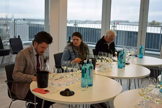 Auswahlprobe für die Weine der Deutschland-Box: Sommelier Justin Leone, German Wine Professional (GWP )Jasmin Priller,  GWP Guido Seyerle (v.l.n.r.)