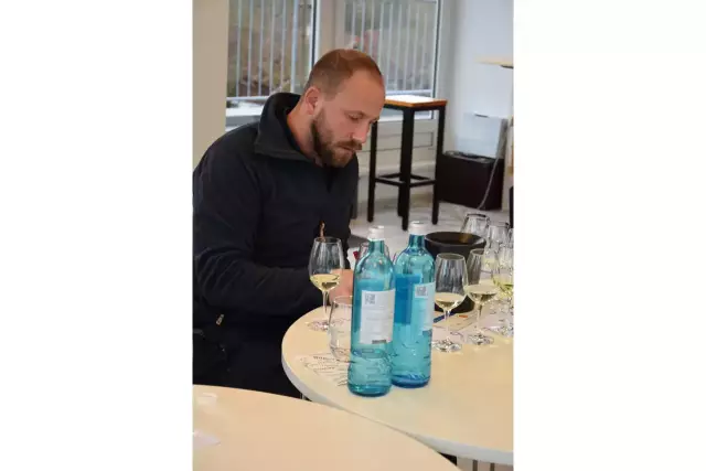 Auswahlprobe für die Weine der Deutschland-Box: German Wine Professional Lukas Sermann
