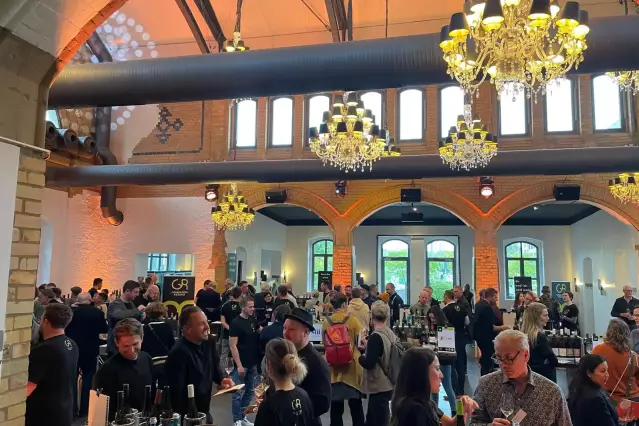 Weinerzeuger/innen der Generation Riesling begeistern Fachpublikum mit rund 150 Weinen in der Wartehalle in Berlin.