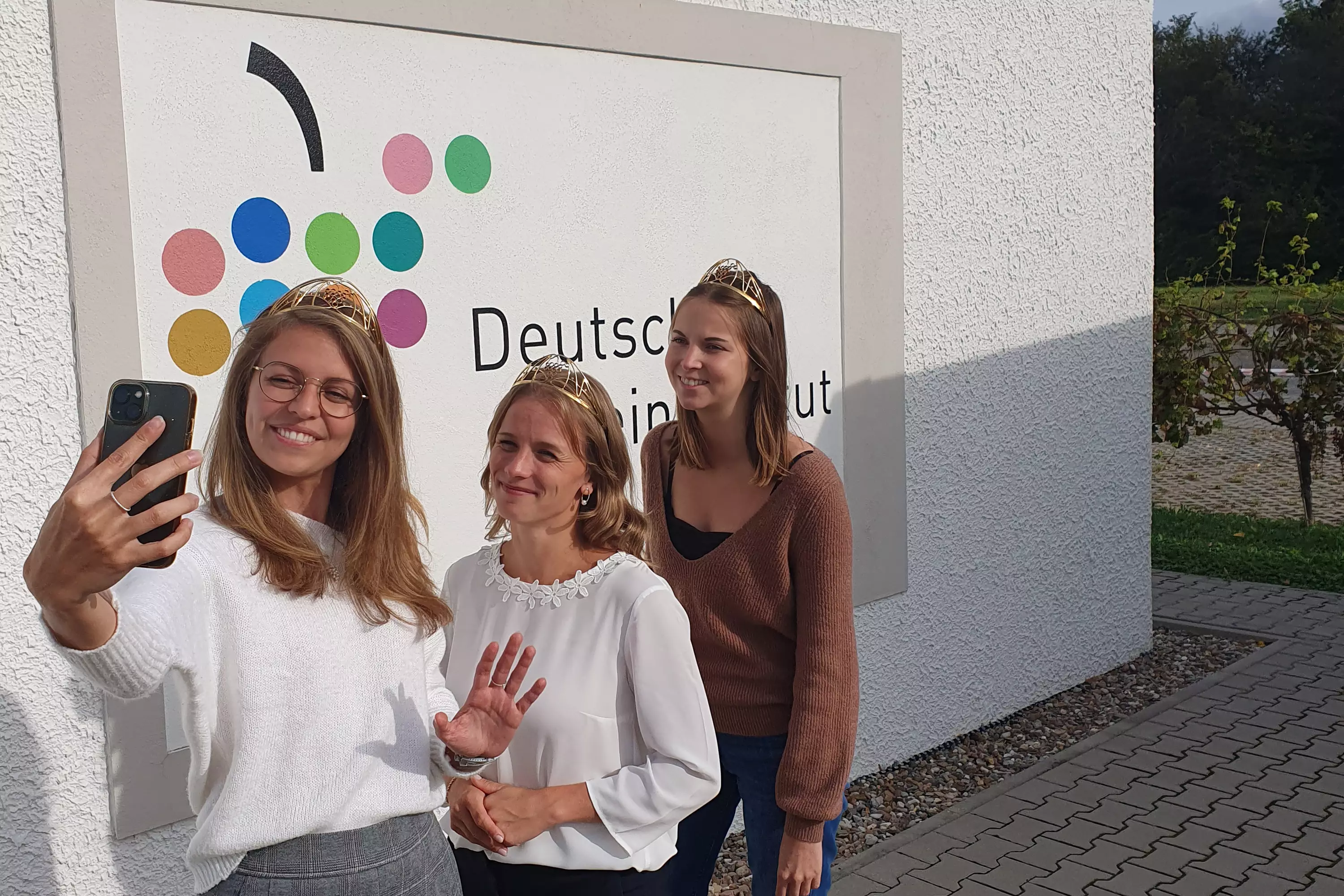 Die Deutsche Weinkönigin Eva Brockmann sowie die beiden Deutschen Weinprinzessinnen Jessica Himmelsbach und Lea Baßler machen ein Selfie für ihre Follower auf Instagram und Facebook.
