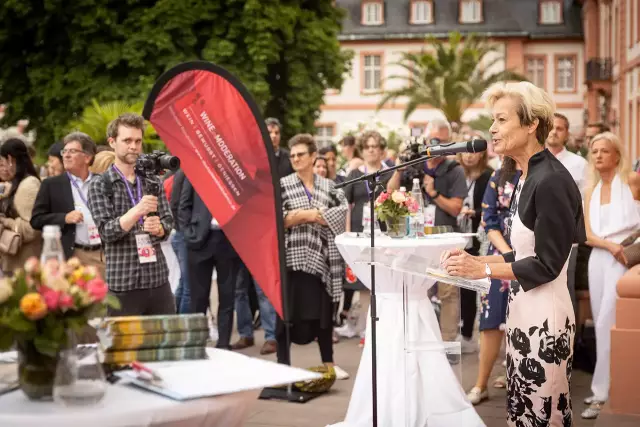 DWI-Geschäftsführerin Monika Reule begrüß
t die Gäste der German Wine Night vor dem Schloss Biebrich in Wiesbaden