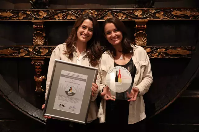 Den 2. Platz des Fachhandelspreises 2023 belegten 
Mona Maisack und Anna-Lisa Wenzler von der Vinothek Wein-Moment in Ludwigsburg.  
Copyright: Frank Gayde