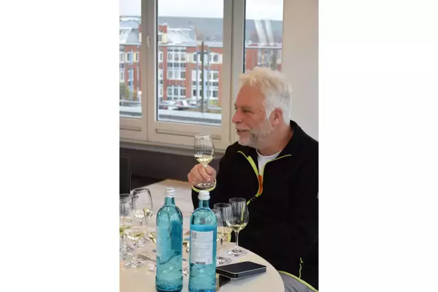 Auswahlprobe für die Weine der Deutschland-Box: German Wine Professional Guido Seyerle