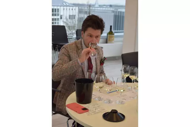 Auswahlprobe für die Weine der Deutschland-Box: Spitzen-Sommelier Justin Leone
