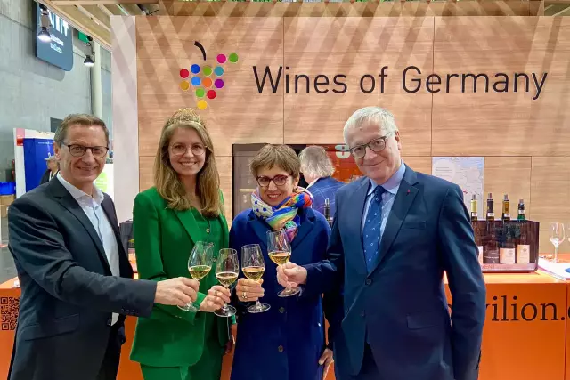 WoG stand Vinexpo 2024: Alain Jacobs - Head of Wines of Germany Netherlands, German Wine Queen Eva Brockmann, Michael Schemmel, Ulrike Bahm - DWI Marketing, Steffen Schindler - DWI Head of Marketing (from left to right)
